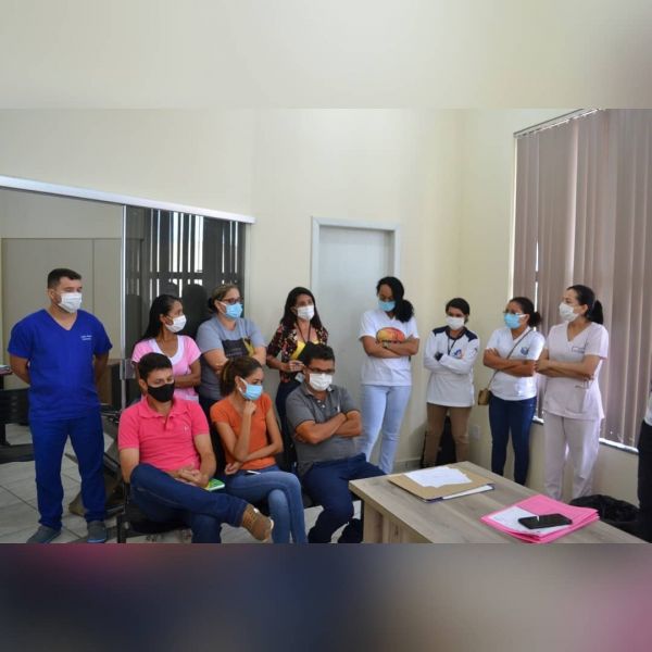 Em reunião com os profissionais de saúde para promover melhorias na saúde do município de Santa Luzi